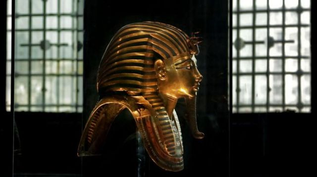 Tutankhamun-mummy-gold