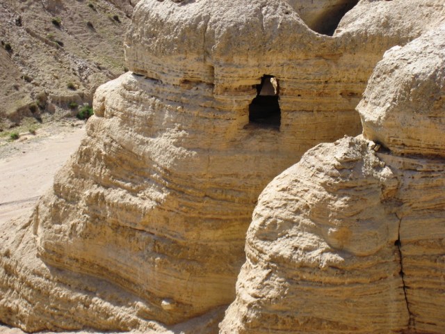 Dead-Sea-Scroll-cave